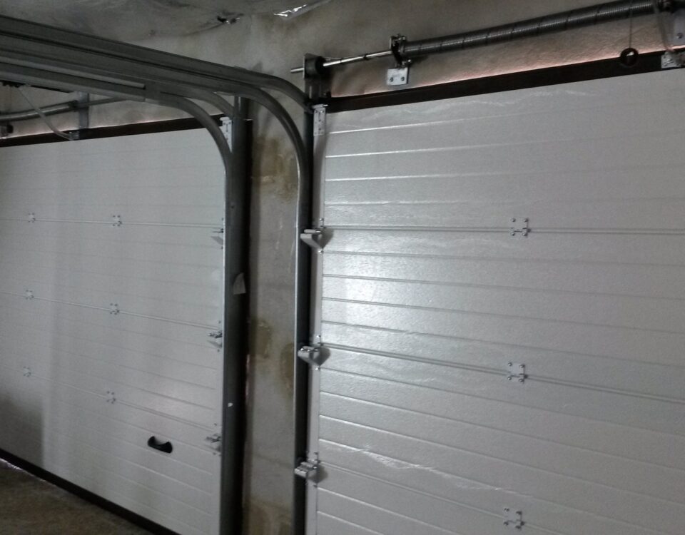 puertas seccionales 960x750 - Como Arreglar y Reparar Puertas de Garaje Seccionales