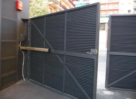 puerta de garaje batientes1 - Instalar y reparar tecnico puerta de garaje batientes en Barcelona, Valencia y Alicante