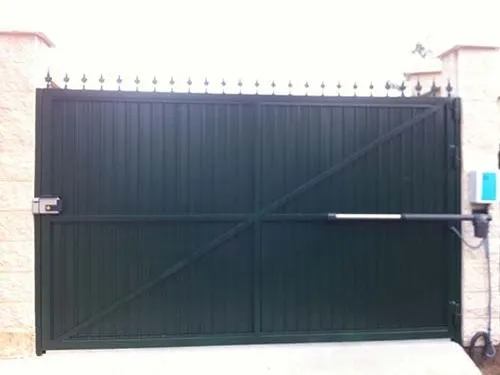 puerta de garaje batientes2 - Instalar y reparar tecnico puerta de garaje batientes en Barcelona, Valencia y Alicante