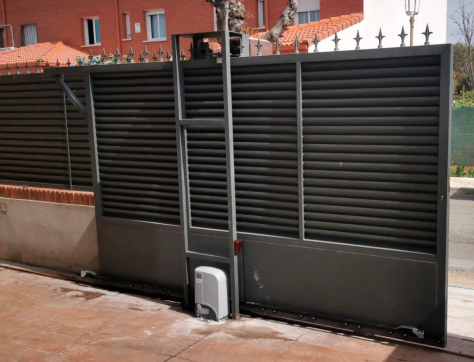 Como instalar motor puerta de garaje 960x733 - ¿Como instalar motor puerta de garaje?