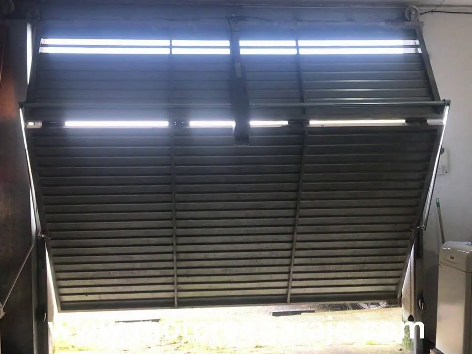 Instalacion de un motor para puertas de garaje basculantes 960x720 - Instalación de un motor para puertas de garaje basculantes