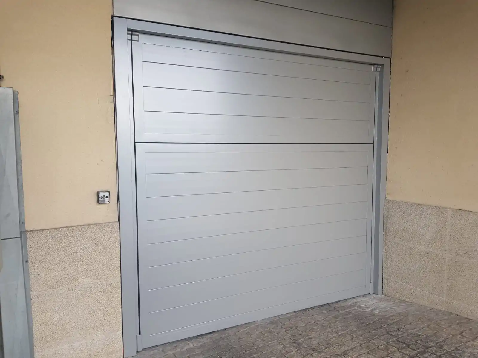 puertas de garaje basculantes mas populares para residencias - &iquest;Cu&aacute;les son las puertas de garaje basculantes m&aacute;s populares para residencias?