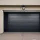 Que proveedores ofrecen el mejor servicio de instalacion para puertas de garaje en Barcelona 80x80 - ¿Qué tipos de puertas de garaje basculantes ofrecen el mejor rendimiento?