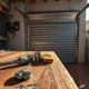 Garaje de una casa en Barcelona con herramientas y puerta automática, ideal para conocer cuales son los servicios mas efectivos para reparar puertas de garaje automaticas en Barcelona.