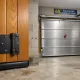 Fotografía de un garage con puertas basculantes y correderas, mostrando diferencias en diseño y mecanismos.