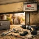 Garaje en Barcelona con herramientas y puerta automática en reparación; ideal para encontrar "Donde puedo contratar servicios de reparacion para puertas de garaje automaticas en Barcelona".