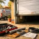 Escena de garaje en Valencia con herramientas y puerta semiabierta; Cuales son las mejores opciones para la reparacion de puertas de garaje en Valencia.
