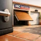 Fila de garajes mediterráneos con puertas basculantes; destaca el diseño y materiales. Cuales son las mejores puertas de garaje basculantes disponibles.