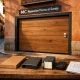 Escena soleada en Madrid con una puerta de garaje de madera y muestras de materiales; opciones personalizadas de instalación de puertas de garaje en Madrid quien ofrece.