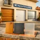 Opciones personalizadas de instalación de puertas de garaje en Madrid quien ofrece, mostrando muestras de materiales en un entorno cálido.