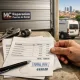 Primer plano de estimaciones de reparación para comparar precios de reparación para puertas de garaje correderas en Madrid.