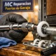 Primer plano de un técnico ajustando un tornillo en una puerta de garaje, destacando el servicio integral de reparación e instalación de puertas de garaje en Madrid cuales son los mejores.