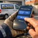 Técnico usando un smartphone para agendar mantenimiento en línea para puertas de garaje en Madrid, con luz cálida.