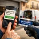 Mano del propietario con smartphone mostrando "Donde contratar la reparacion urgente de una puerta de garaje en Madrid" y técnico.