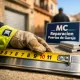 Primer plano de un contratista midiendo una muestra de puerta de garaje enrollable en Madrid. Encuentra servicios de instalacion de puertas de garaje enrollables en Madrid.