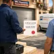 Técnico entrega certificado de garantía de 10 años a propietario en Madrid; destaca la pregunta: "¿Qué empresa ofrece mejor garantía en la instalación de puertas de garaje correderas en Madrid?