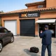 Casa madrileña con tres puertas de garaje comparadas y técnico midiendo; Que tipo de puerta de garaje es mas recomendable para una casa en Madrid