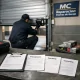 Técnico inspecciona una puerta de garaje en Barcelona con presupuesto y garantía; Cuales son las mejores empresas para la reparacion de puertas de garaje en Barcelona