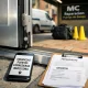 Técnico instala guía de puerta corredera en Barcelona; móvil muestra servicio de urgencias. Encuentra tecnicos especialistas en puertas correderas en Barcelona que ofrezcan urgencias