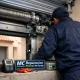 Técnico revisa una puerta enrollable; Encuentra los servicios mas populares para puertas de garaje enrollables en Barcelona